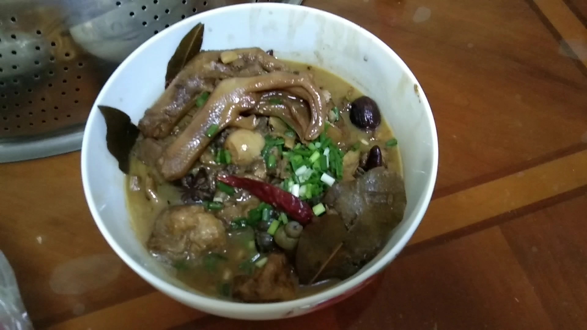 新版螺蛳鸭脚煲,鸭脚软烂入味,汤汁鲜味浓郁、辣而不呛