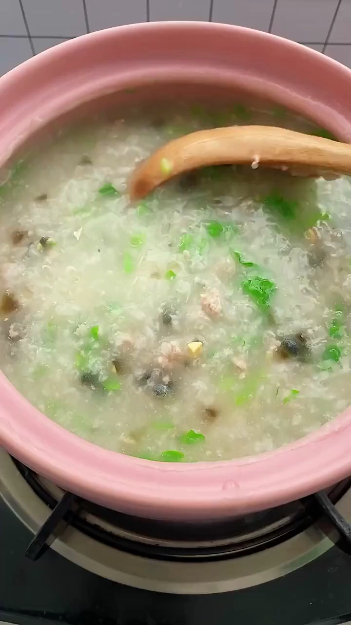 今天给大家分享皮蛋瘦肉粥的做法