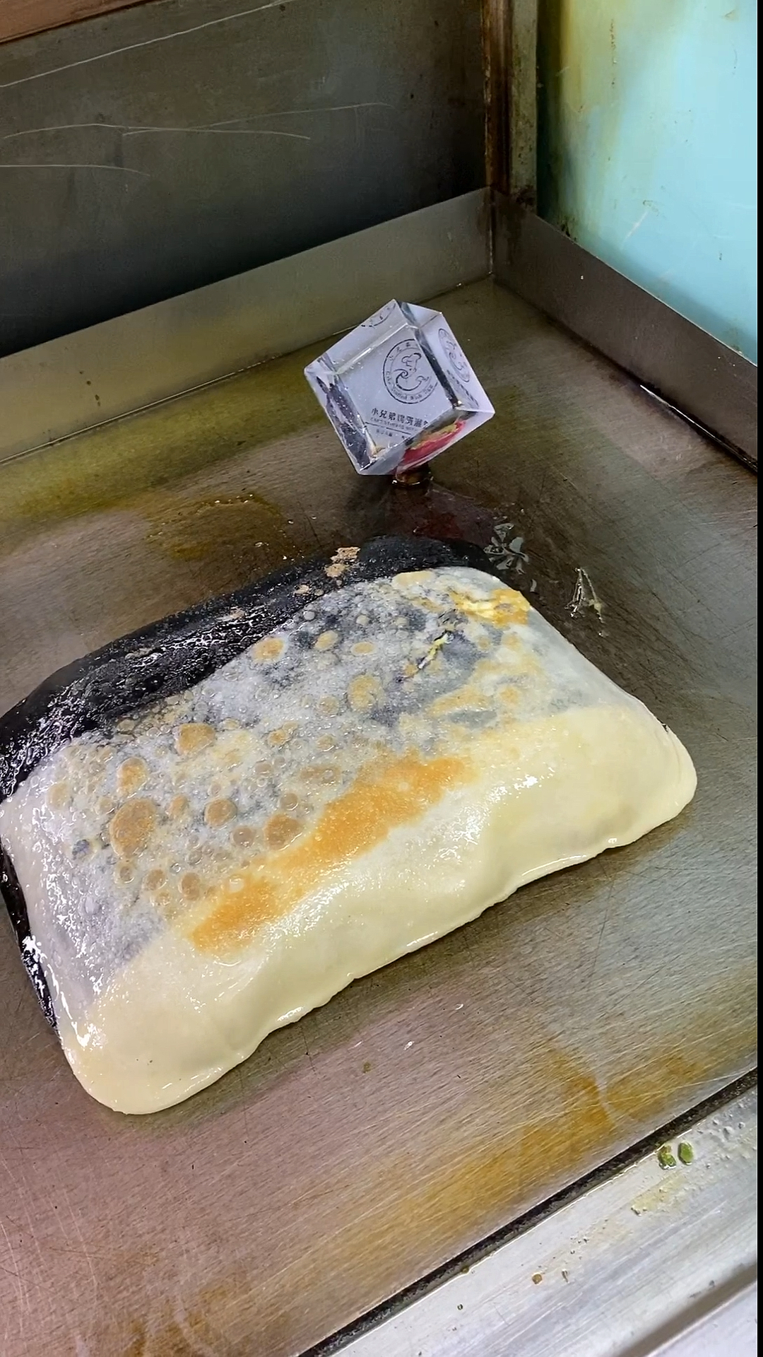 #小兄弟鸡蛋灌饼#真正坚强的人,是在认清生活本质后,依然对生活充满热爱的人。