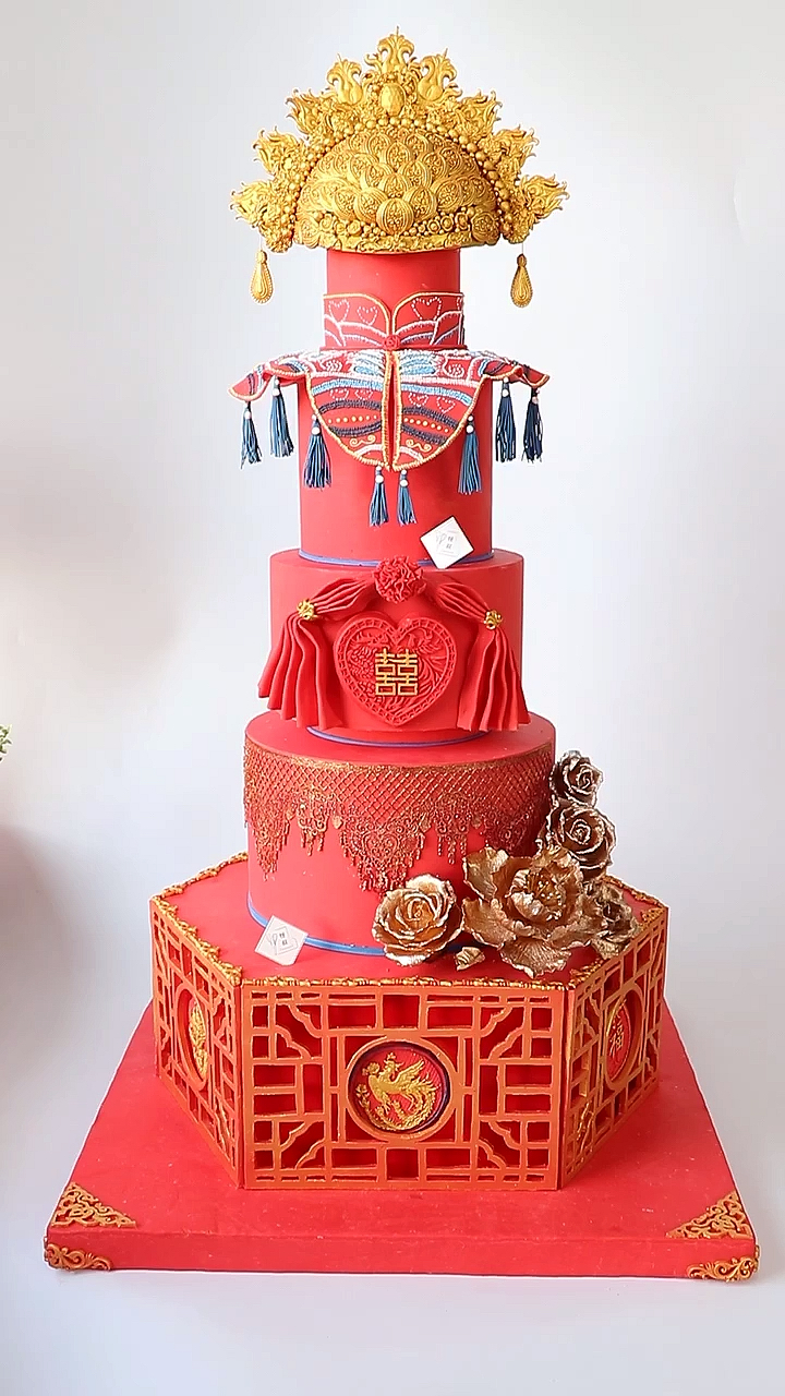 #风味人间#手工巧克力捏塑生日蛋糕,中式婚礼婚庆主题甜品台摆台蛋糕,巧克力皇冠、花卉,巧克