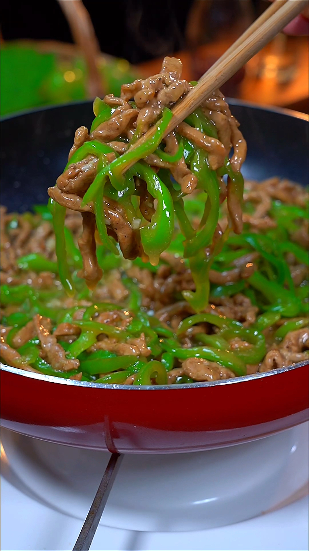 青椒肉丝的家常做法,比饭店的还好吃,肉丝滑嫩、青椒鲜香