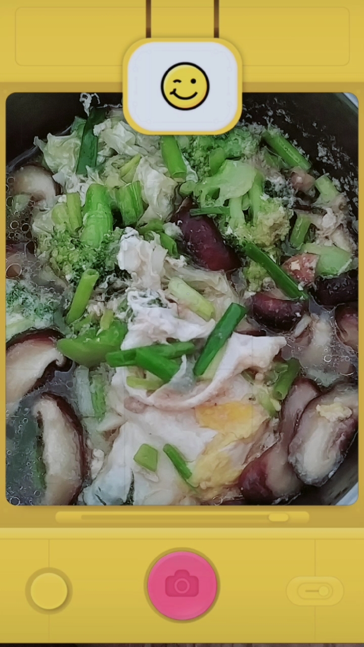 #表情包大作战#高温天的气午餐,西兰花香菇炖鸡蛋拌白粥