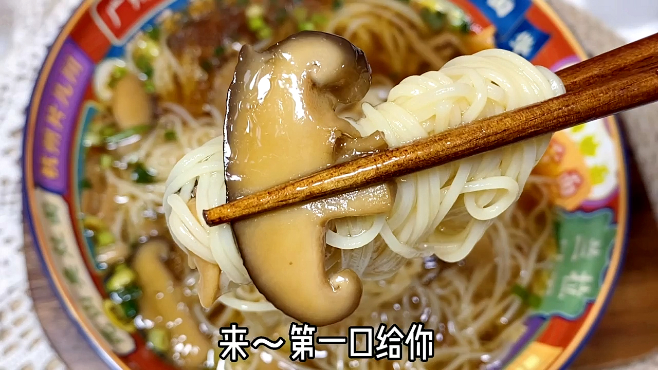 #轻知计划#天气太热不想做饭,还好一碗汤面救了我!