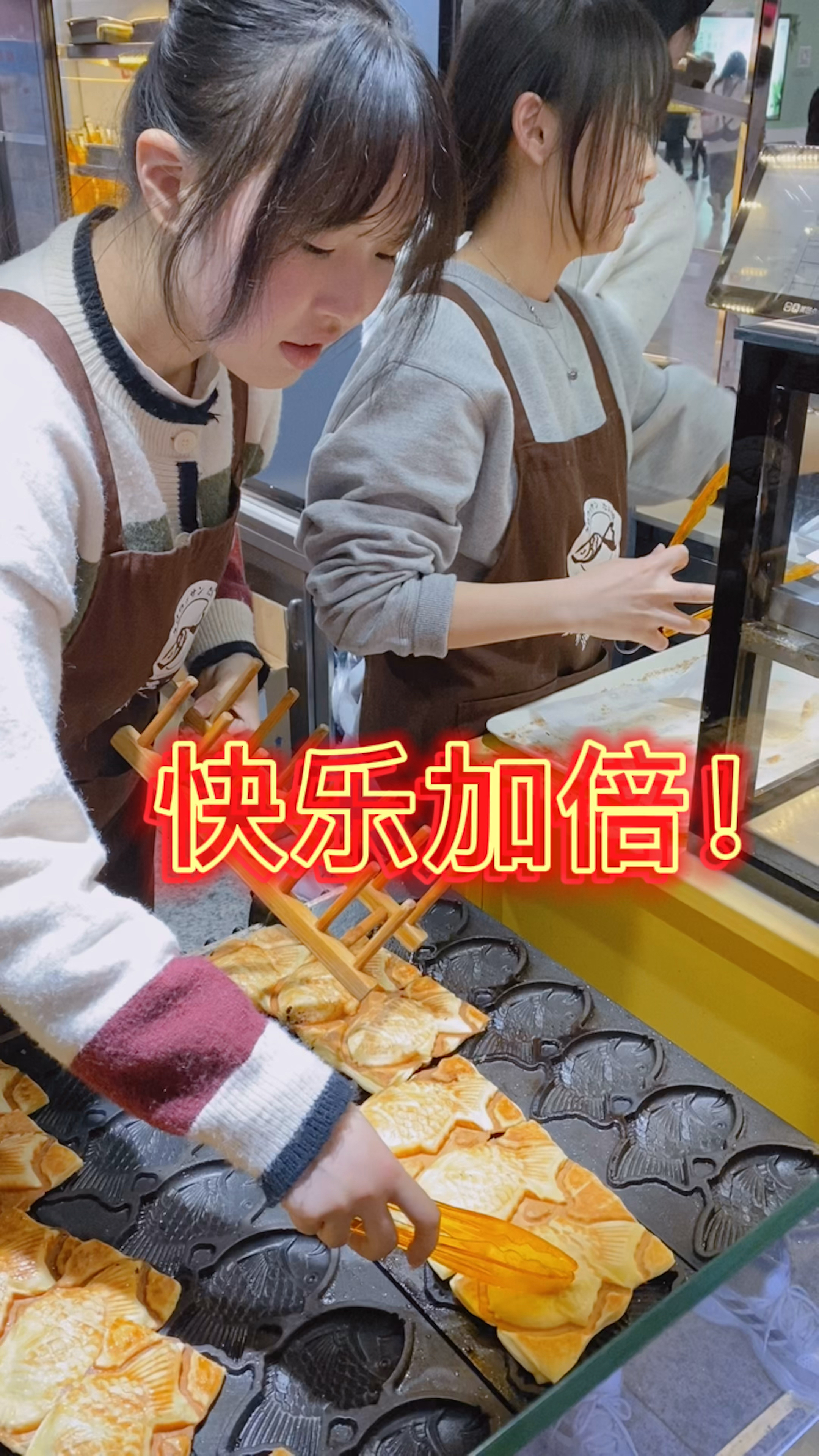 #有堡鱼形烧#圣诞节,约ta一起鱼形烧,快乐加倍了5平米小店,今天烤了1200+条鱼形烧!