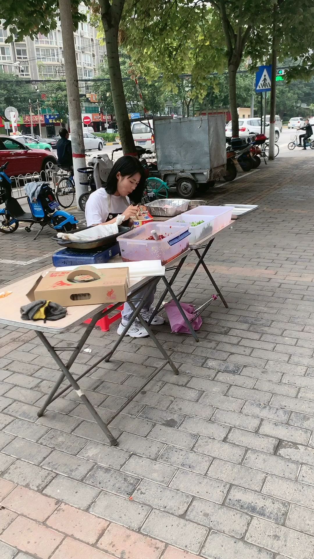 下班顺路来接她,看见她在啃馒头,连瓶饮料都不舍得买,突然感觉很心酸,自从嫁给我,