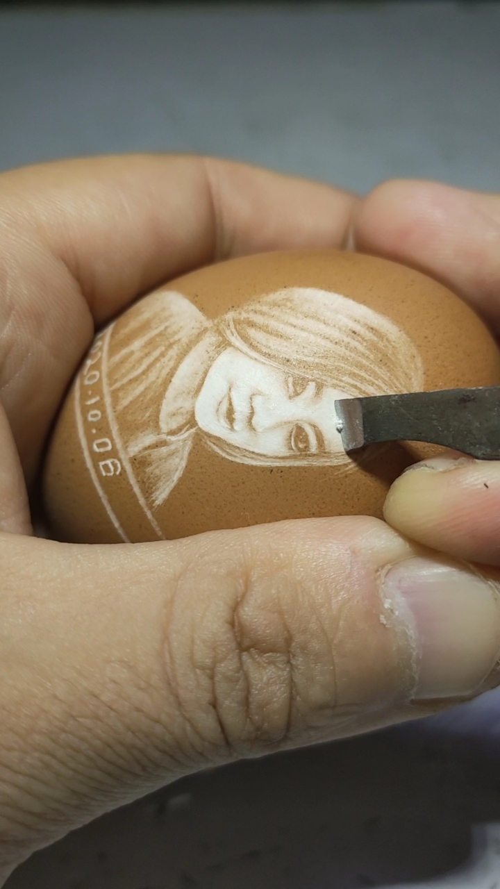 #我要上热门#鸡蛋上雕刻人物