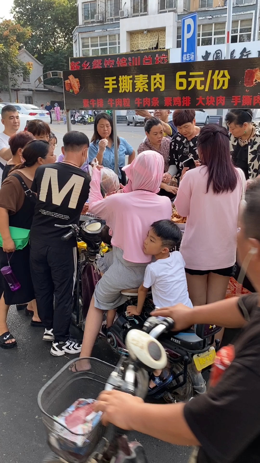 一出摊就被围观的素肉制品到底能有多好吃,而且据说来的都是回头客