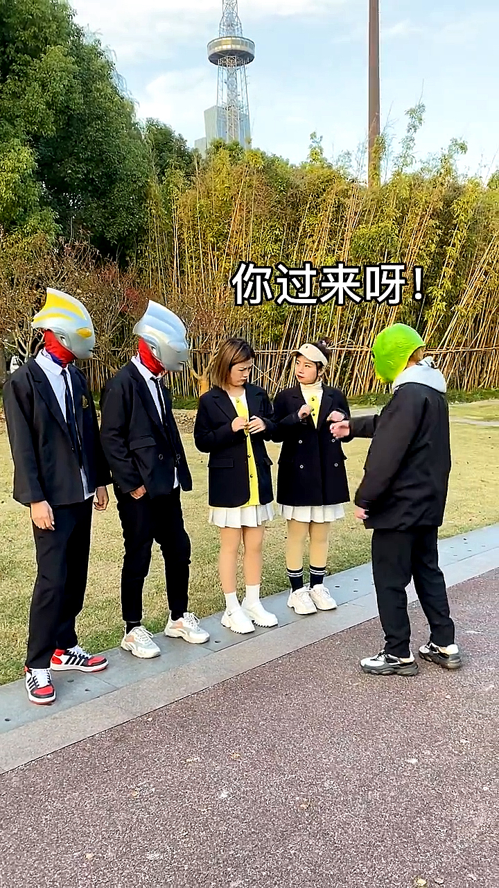 #奥特曼#这个鱼头也太可恶啦，竟然敢欺负人！