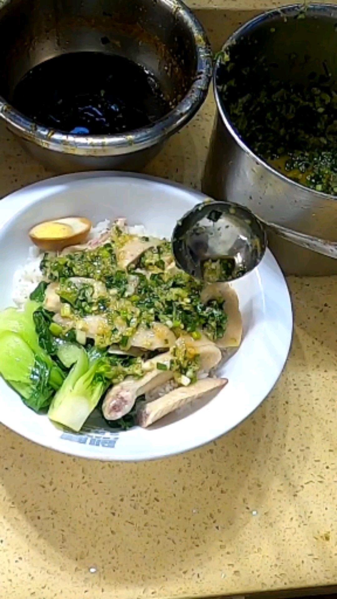 #美食看中国#这份白切鸡饭在广州卖17块贵吗?