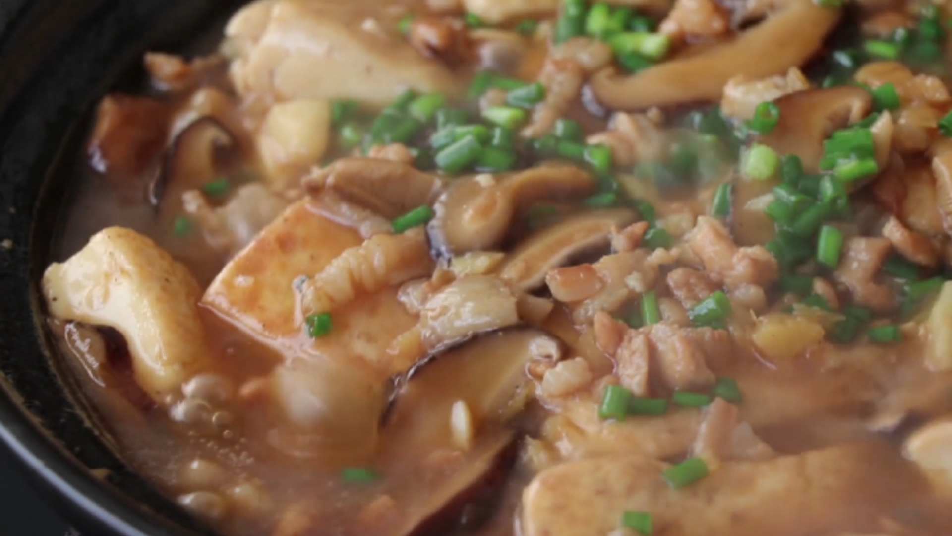 砂锅豆腐的家常做法,香嫩入味,热乎乎的一锅,家人特爱吃
