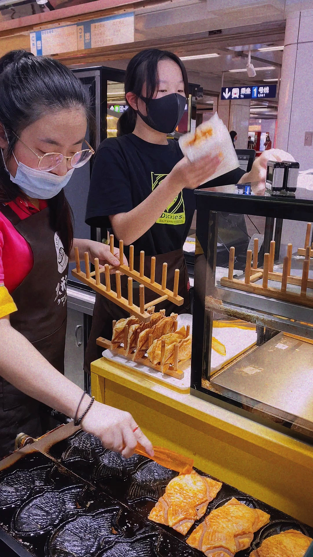 来2条红豆鱼形烧