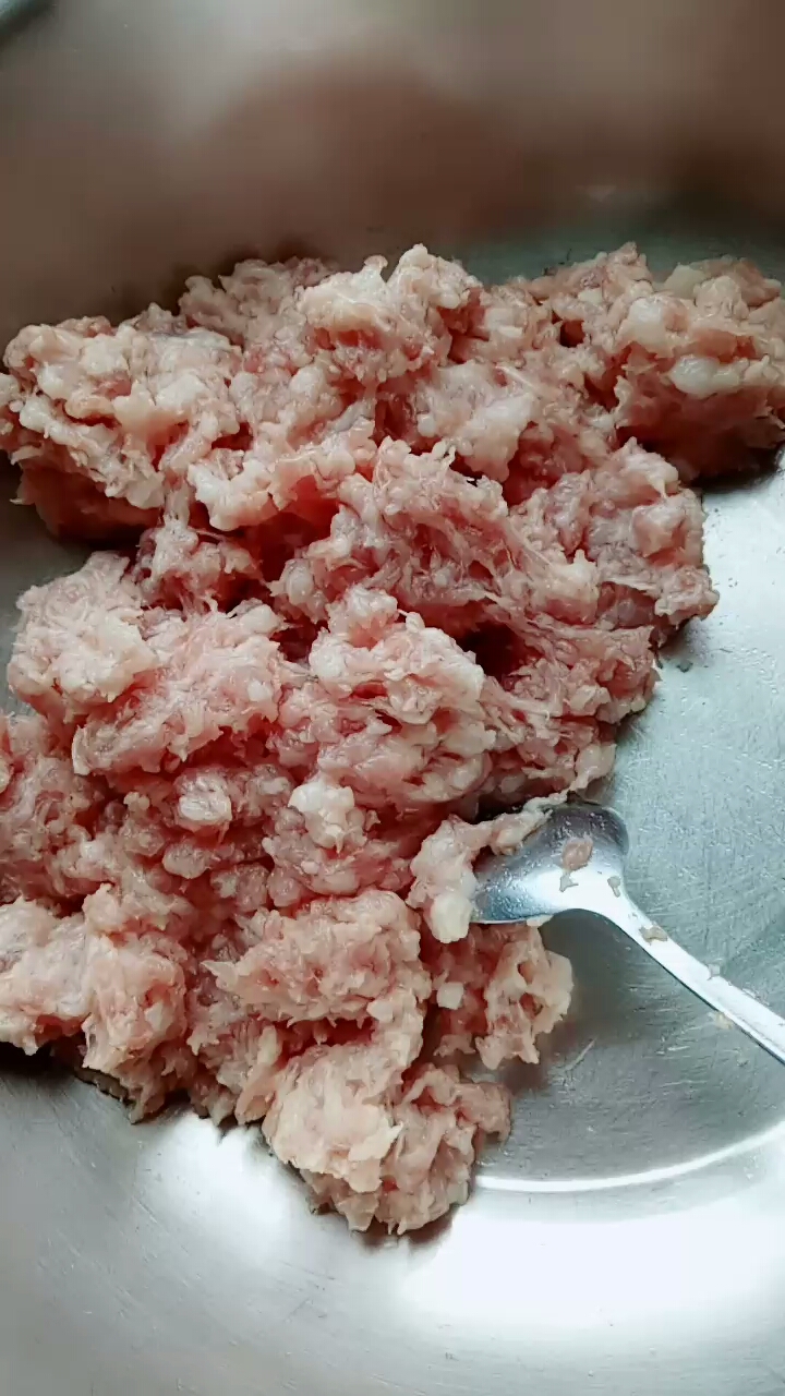 #宅在家里拍照片#买了一块新鲜的猪肉。绞馅机绞成肉馅儿,放在冰箱里储藏。用时拿过来方便。