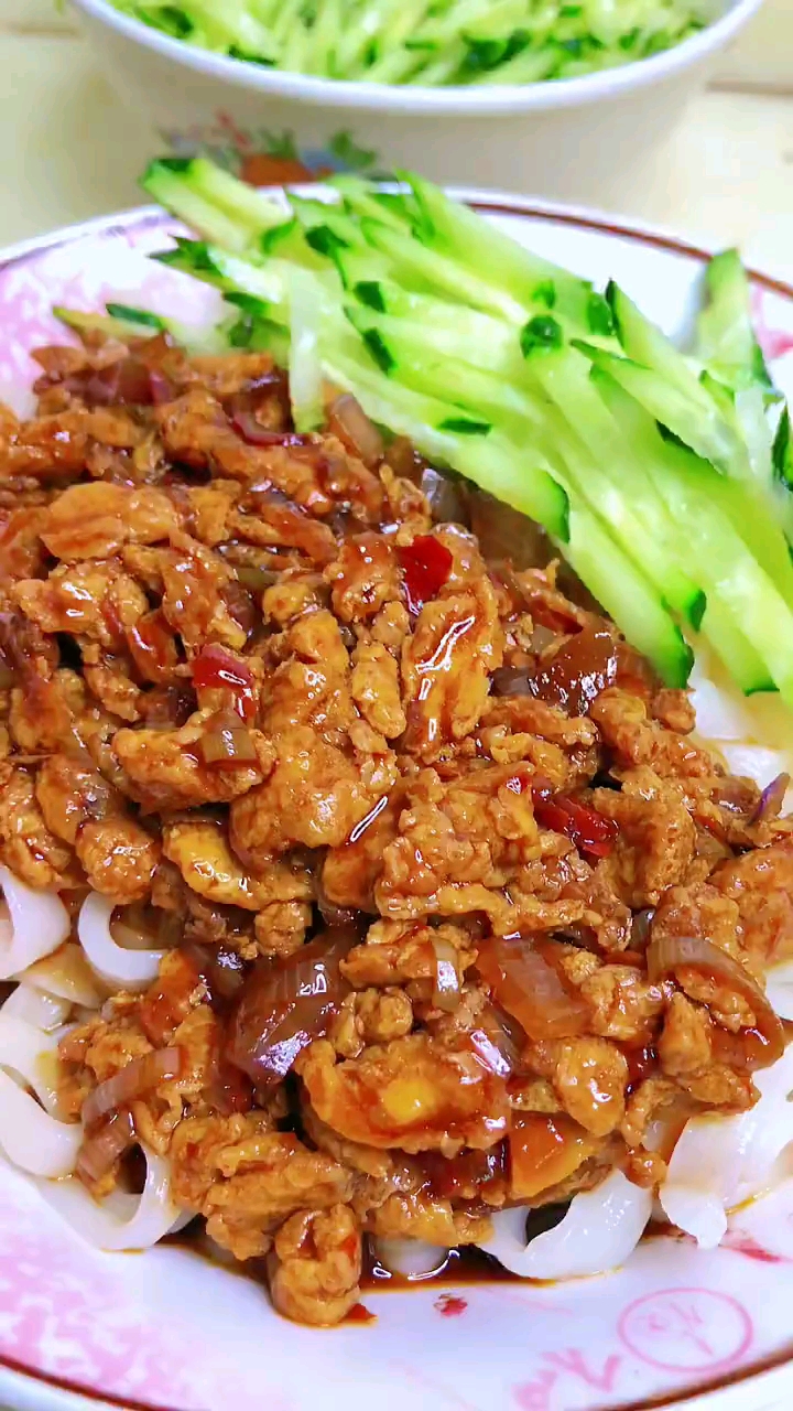 好吃的鸡蛋酱盖饭