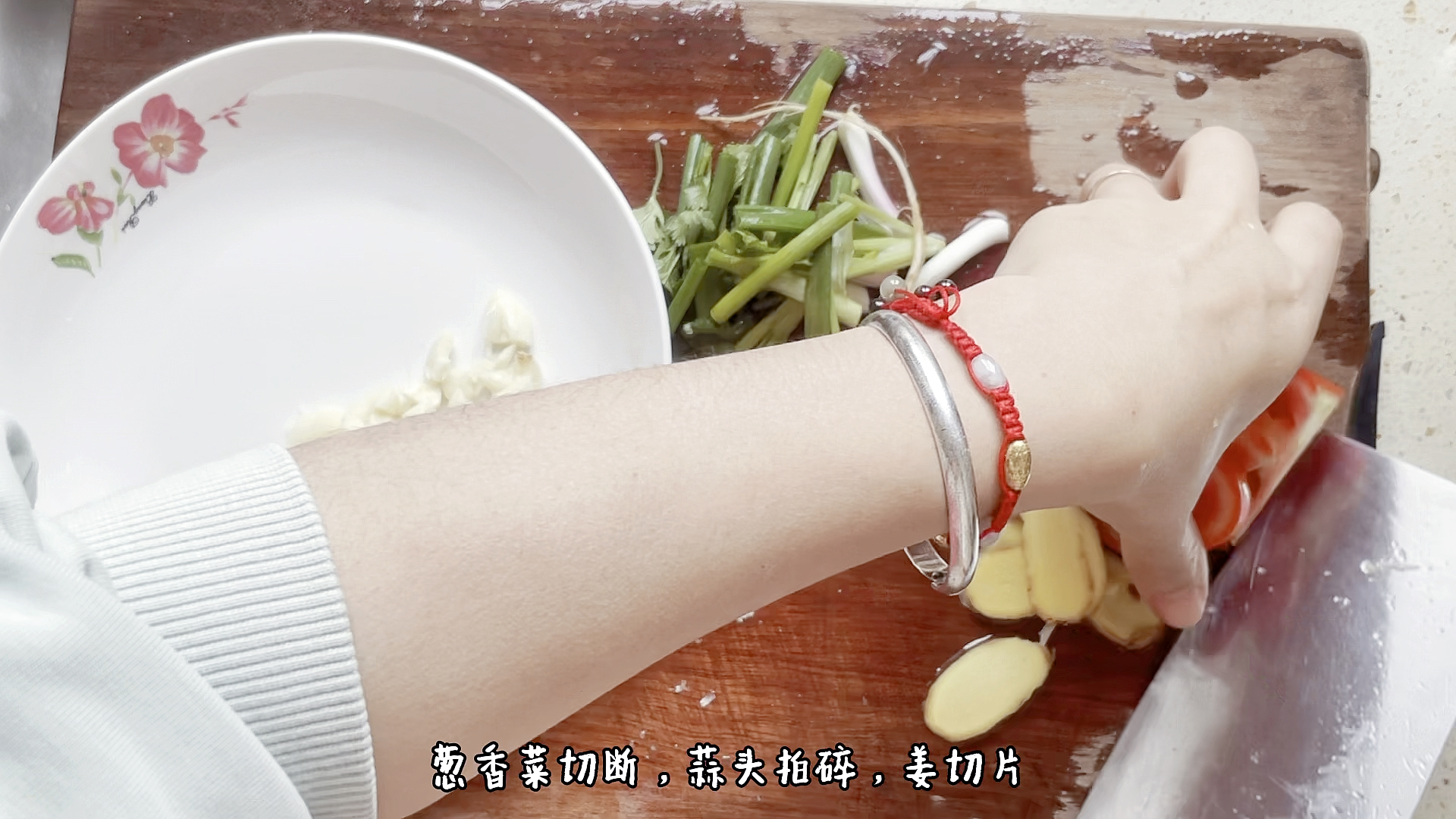 #春日好食光#鱼头豆腐汤这样做，熬出来的汤汁鲜香可口，孩子们的最爱。