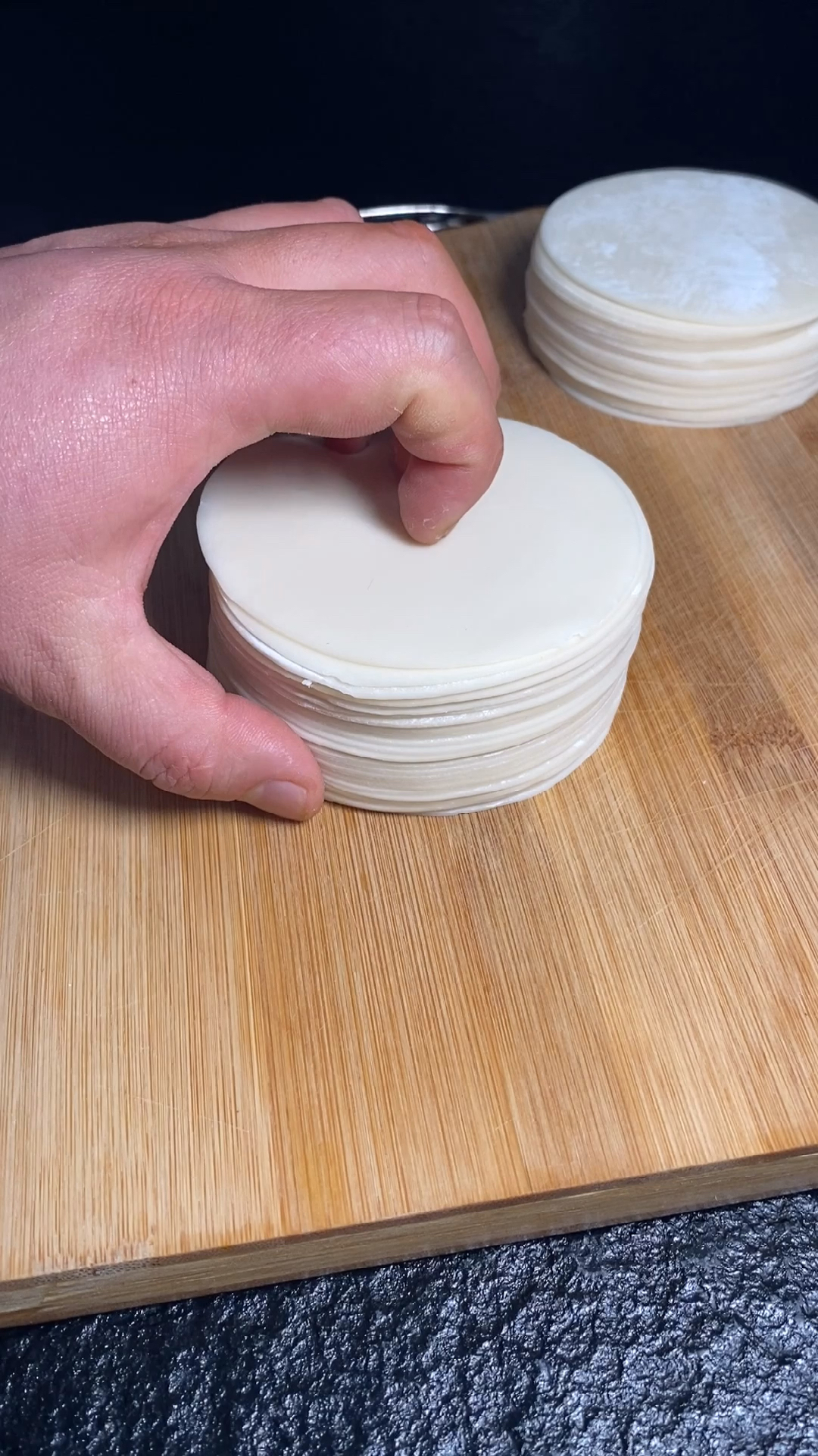 吃不完的饺子皮你千万不要扔了。教你做沙琪玛