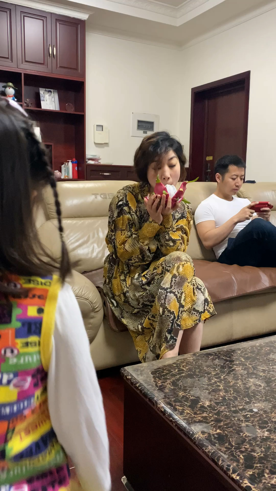 他最终还是对火龙果下手了!