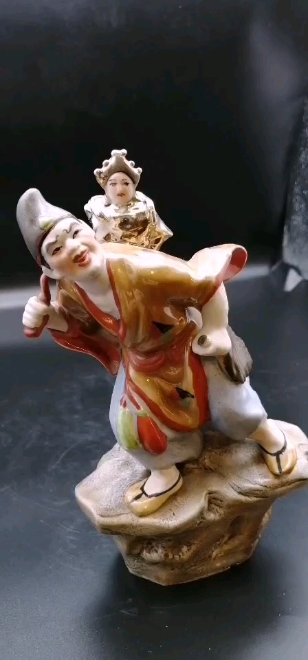 朗丰堂:济公背韦驮,生动形象,釉面光泽亮丽,是不错的题材。