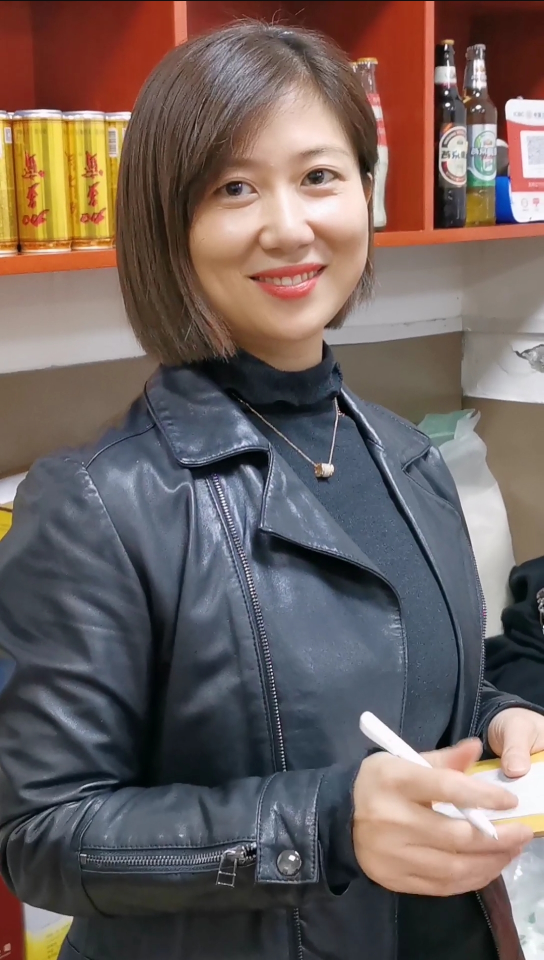#南充#天气冷了,你喜欢吃羊肉吗?南充这位美女开的羊肉汤锅,羊肉汤配上锅盔、豌豆尖,巴适