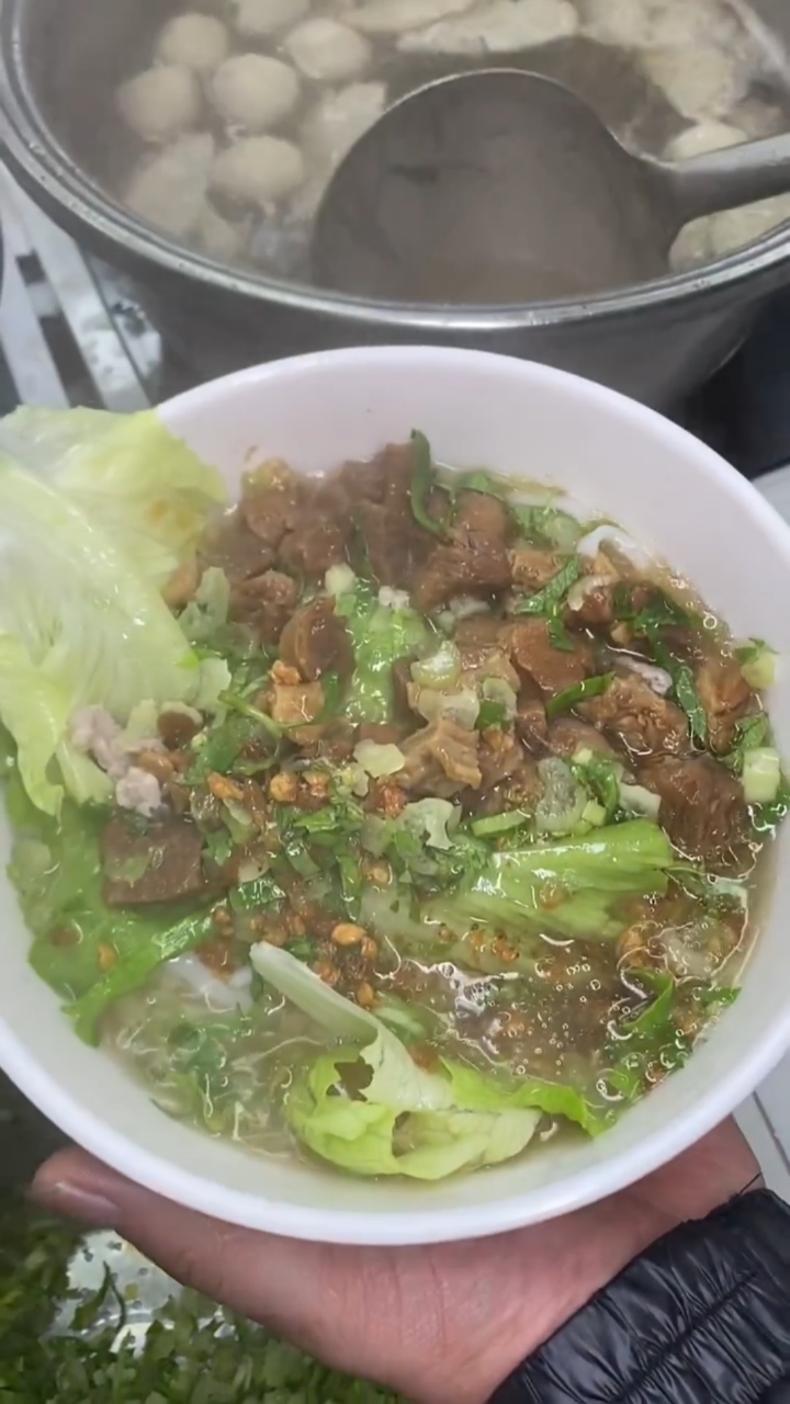 #美食#冷了来碗牛腩汤粉