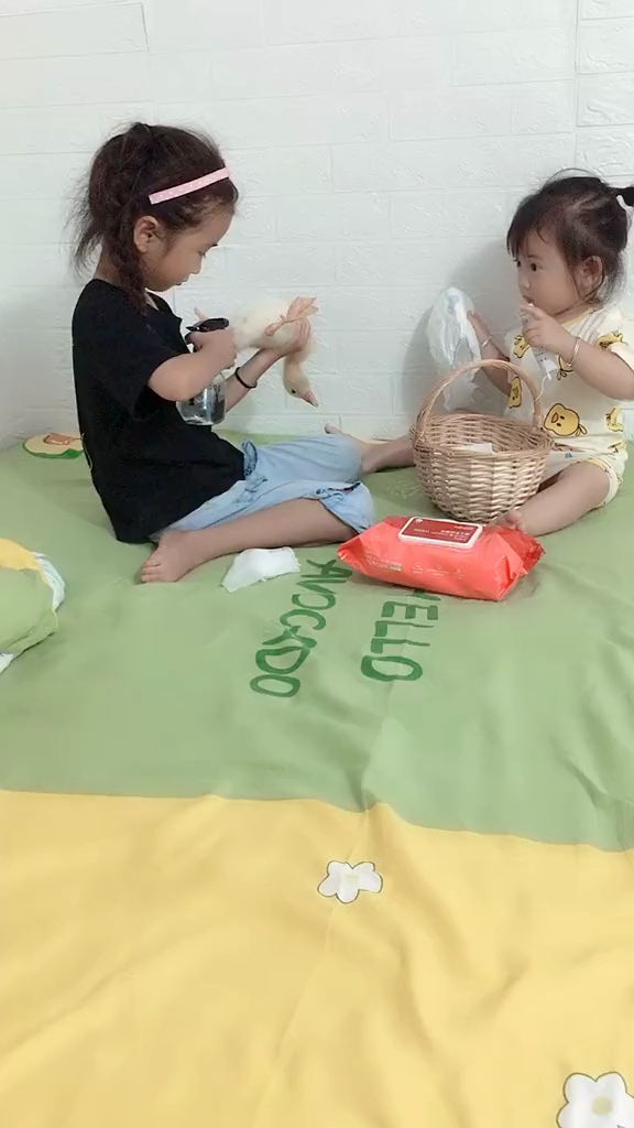 #家有萌娃#小鸭拉屎了,一个洗屁屁,一个拿尿不湿我老了能有这待遇不