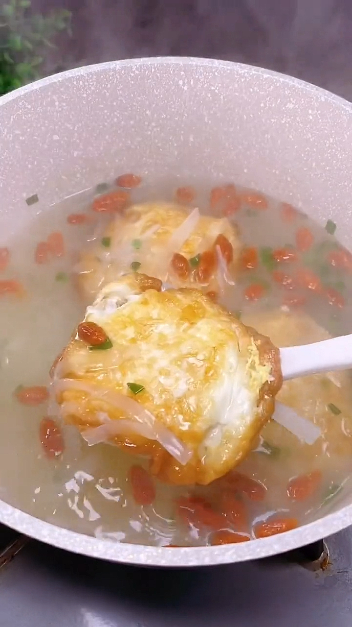 又到吃萝卜的季节,这个汤要学会做法简单,一碗下肚胃舒服