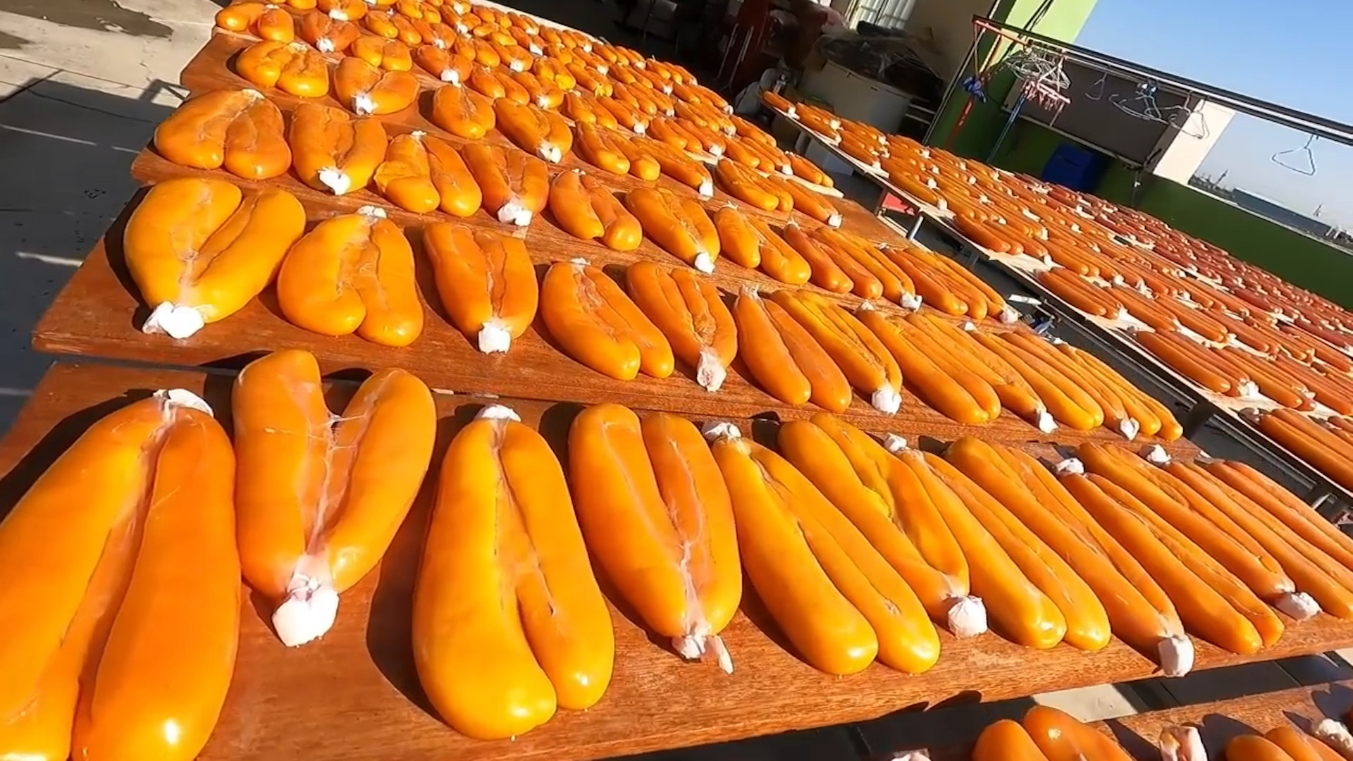 乌鱼子制作过程,纯手工哦!