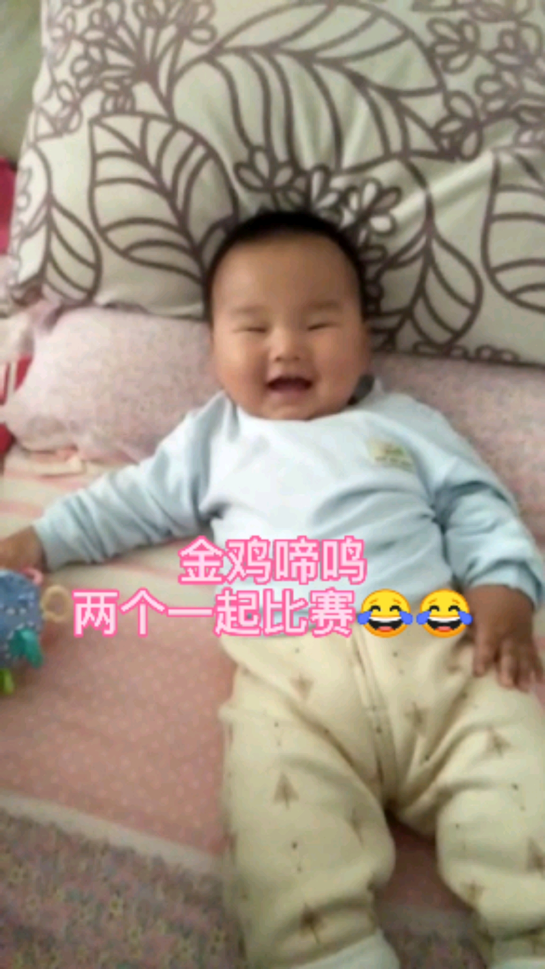 #家有萌娃#两只小公鸡比赛打鸣。。。第一个是真的,真的厉害
