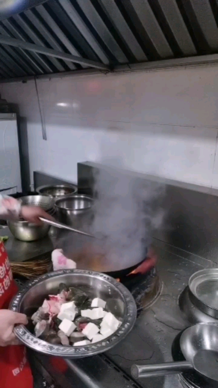 #厨房工作的我#乌江豆腐鱼下锅了