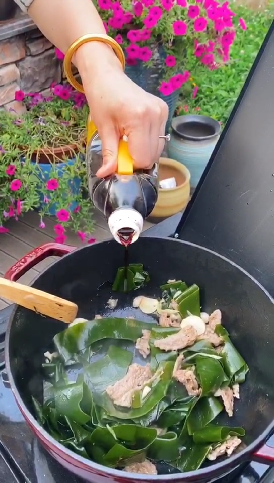 #家乡特色美食#韩式海带牛肉汤做法