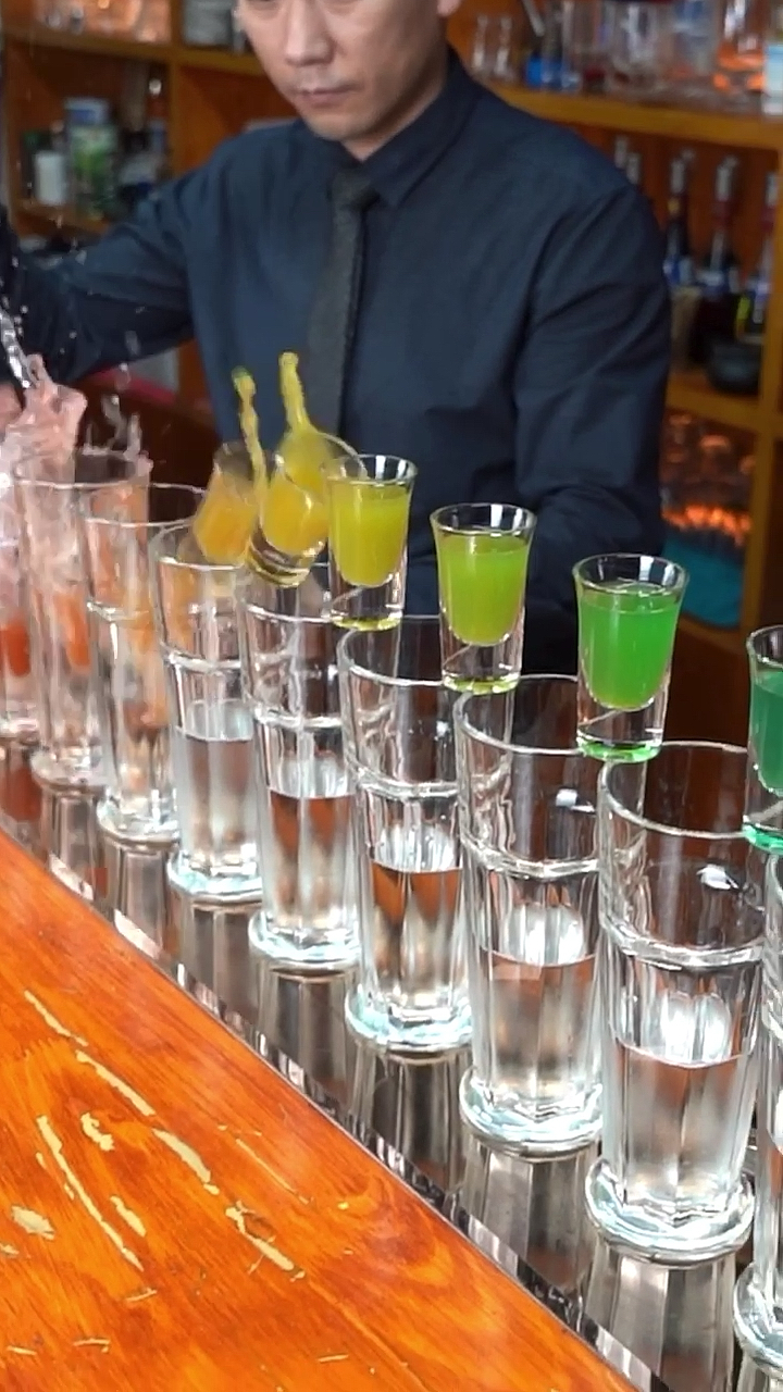 全网最火的创意鸡尾酒:彩虹渐变,深水炸弹喝法。