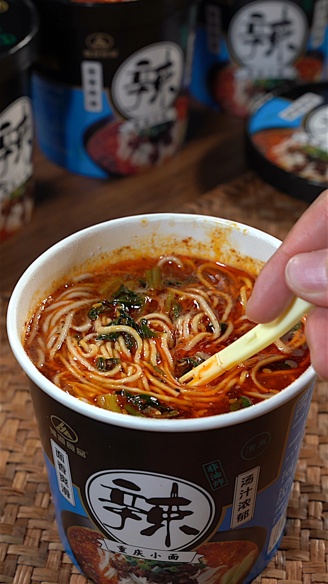 下班回家不爱做饭,就泡上一盒重庆小面,汤汁浓郁非油炸,比方便面还简单,好吃到想哭
