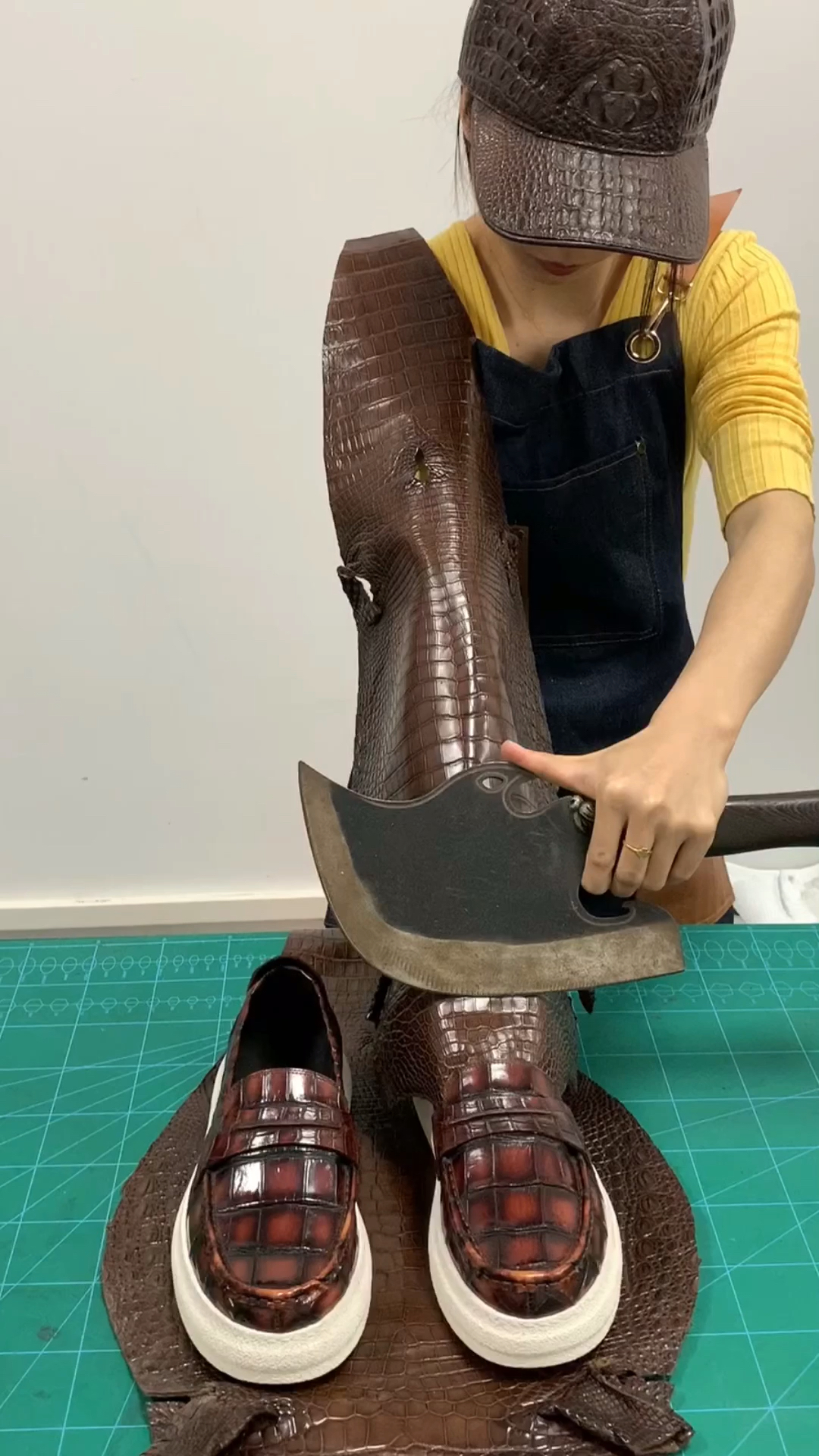 鳄鱼皮擦色休闲鞋