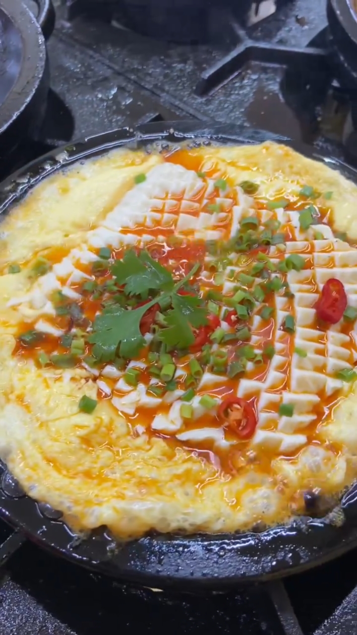 特色石锅菜,鸡蛋豆腐,软嫩多汁,真的是美味啊。