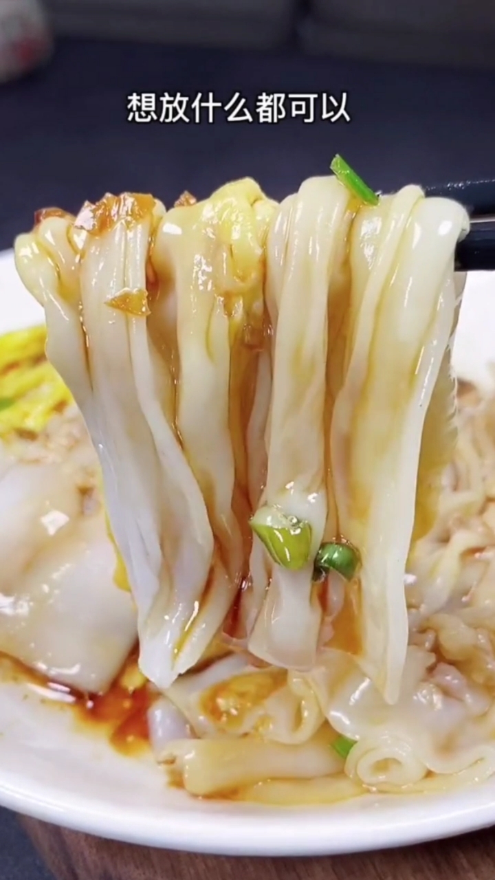 天气变热不想吃饭就蒸肠粉吧!好吃好做不上火想放什么都可以,两分钟搞定!#肠粉