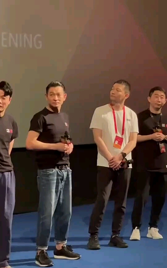 59岁刘德华状态很好,活力又帅气,背头造型展露“天王般”气场。