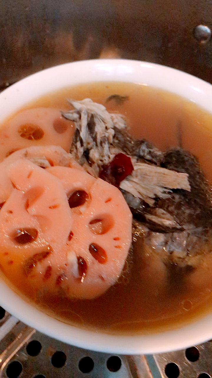 #秀出你的拿手菜#莲藕当归乌鸡汤,营养丰富味道好。谢谢您的收看!