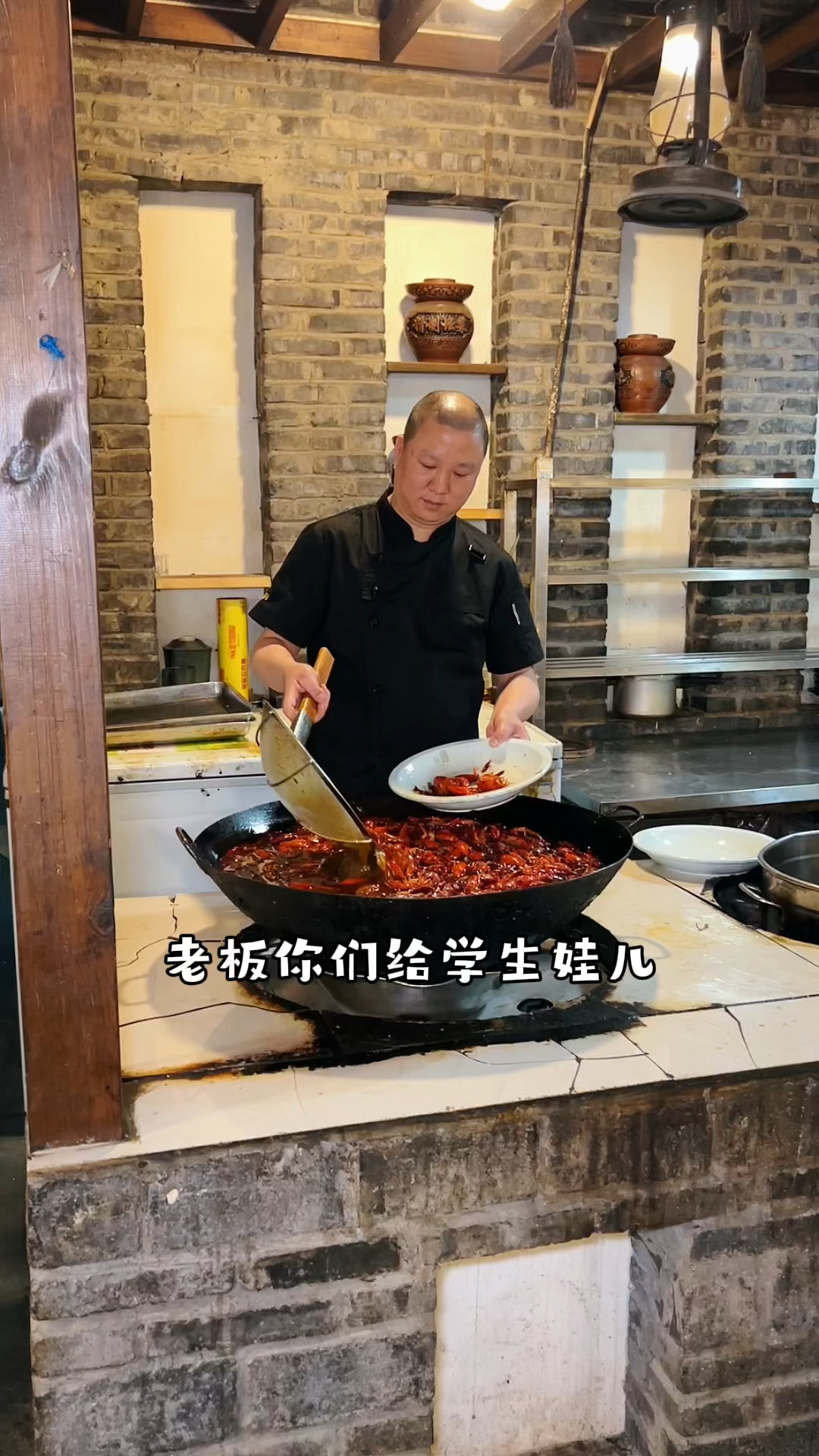 小学生吃的小龙虾