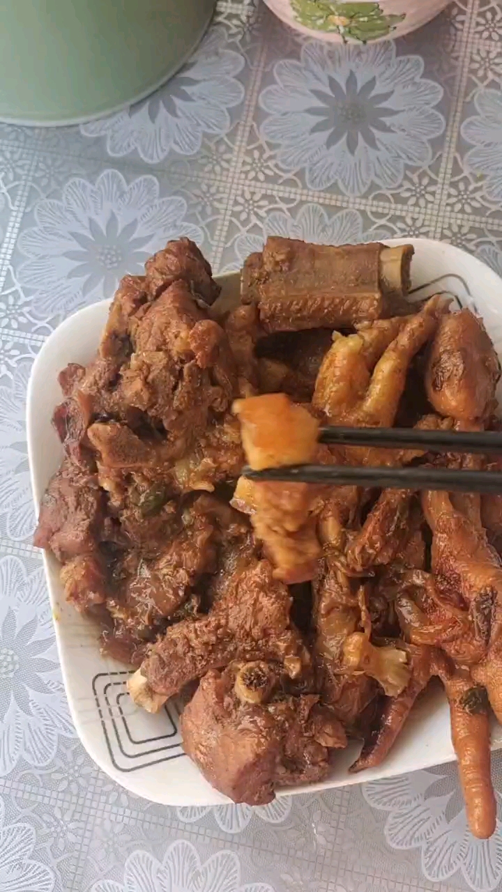 #爱美食爱生活#今天早上用电饭煲做出来的酱排骨,鸡爪真的挺好吃