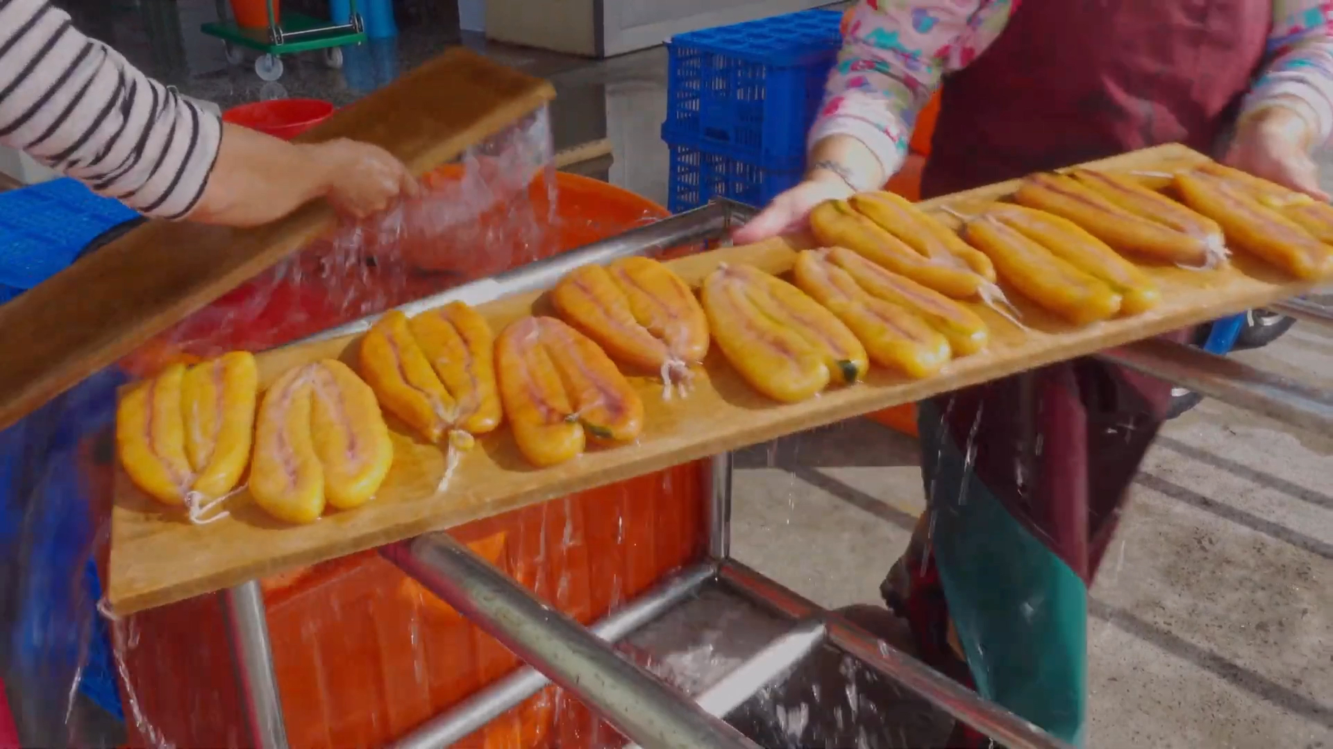 每年十二月就到了乌鱼子制作的最佳季节,需要经过漂洗、腌制、反复晾晒等多道工序!