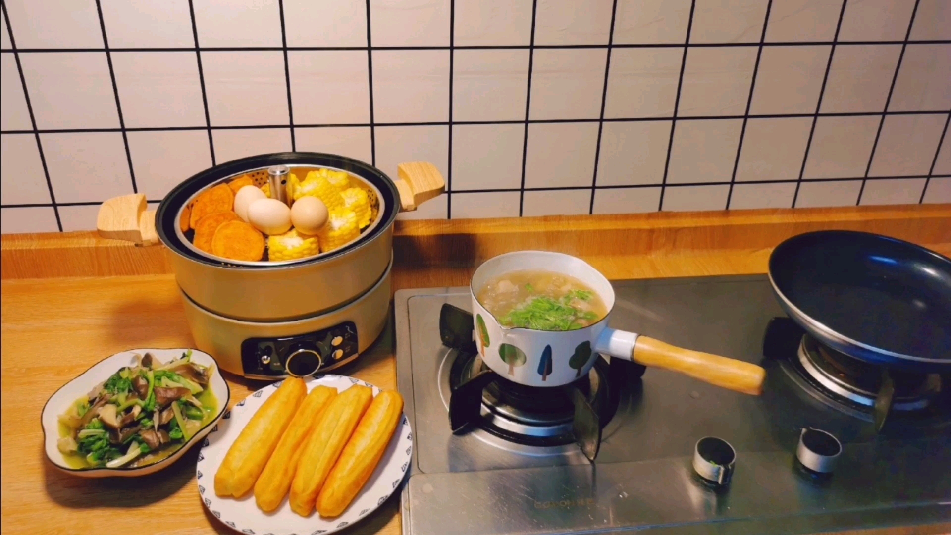 #美食#美好的生活,往往就藏在这些一日三餐里,今日份早餐:牛腩粉丝汤配油条,蒸了一锅粗粮