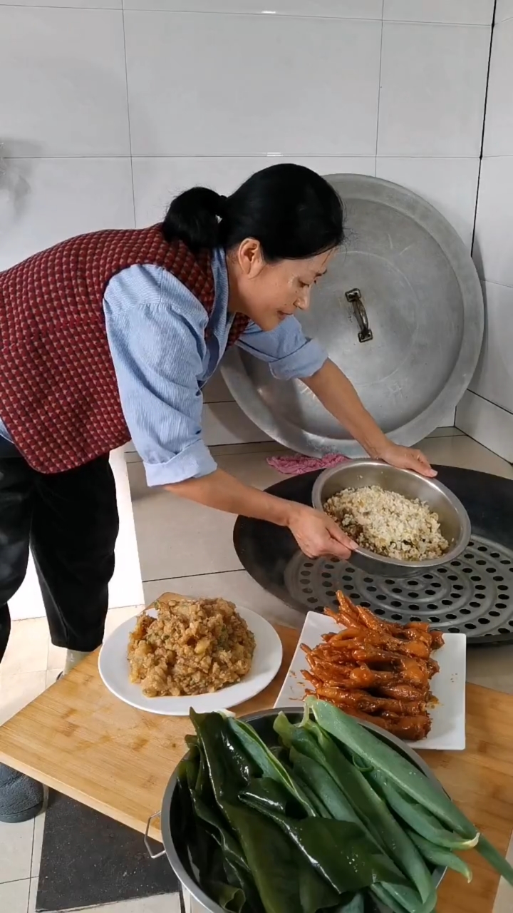 东北大姐做的晚饭,过节做点好吃的,红烧鸡爪子,葱叶包饭,婆婆边吃边说:太香了