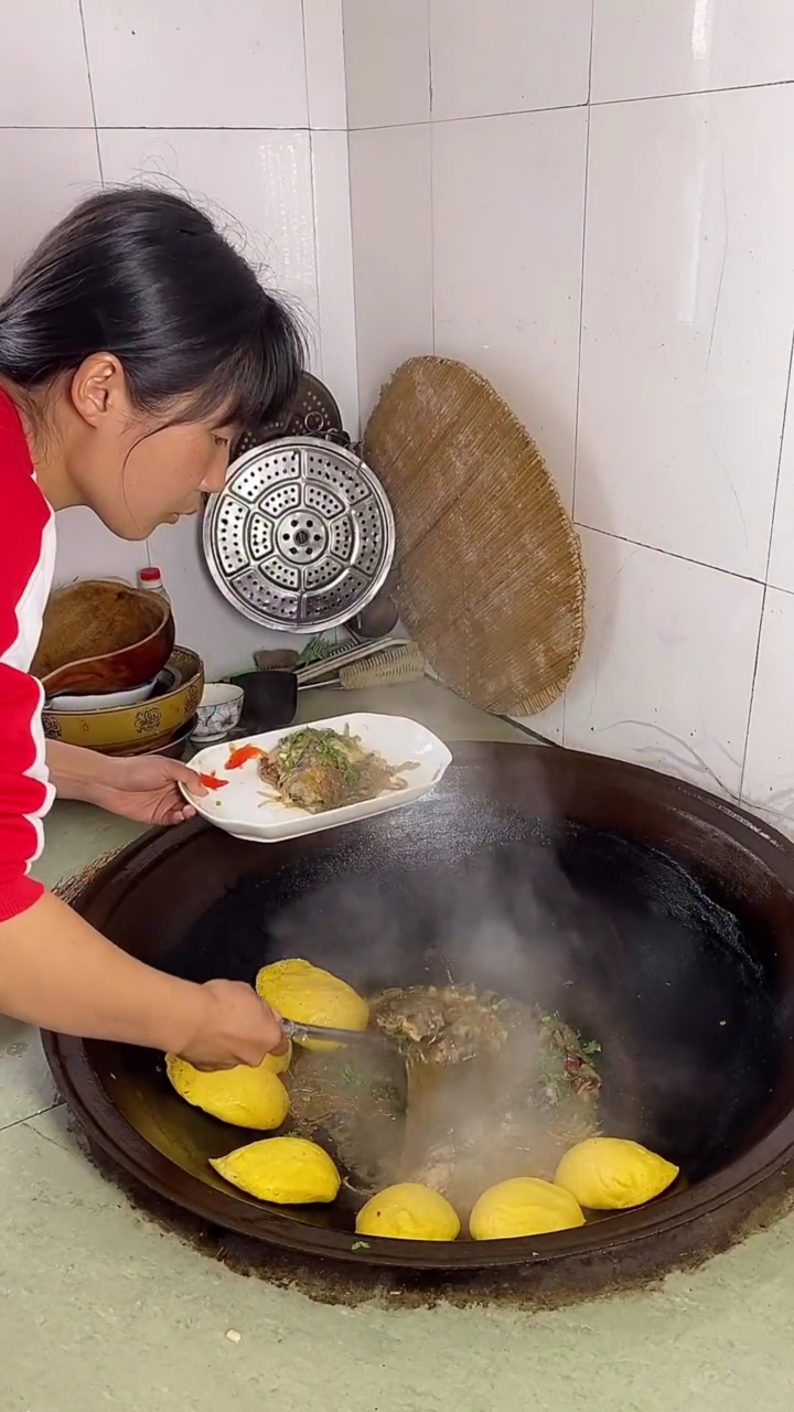 农村宝妈做的午饭,鲅鱼炖粉条,贴饼子一锅出,看得让人直流口水,太想吃了