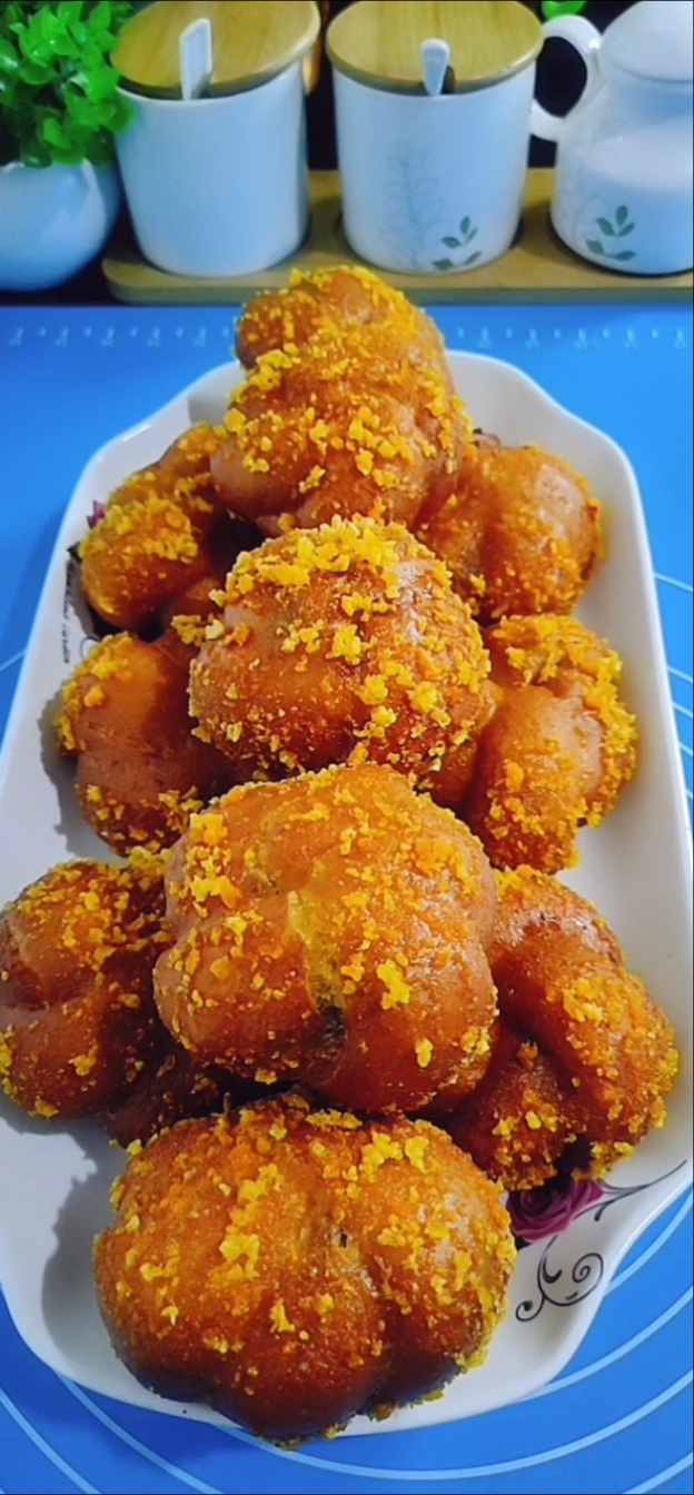 三个鸡蛋一碗面做油炸豆沙馅小面包