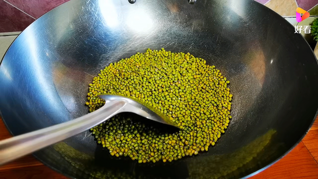 绿豆莫炒糊了,炒后和糯米一起淘洗。水开下锅加白醋大火烧开转小伙煮十分钟至绿豆开花