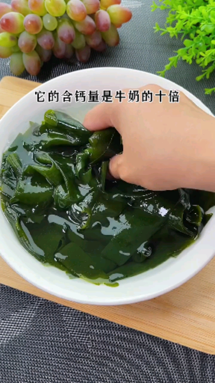 夏季是孩子长个的时候,可以多给孩子喝这个裙带菜虾仁豆腐汤