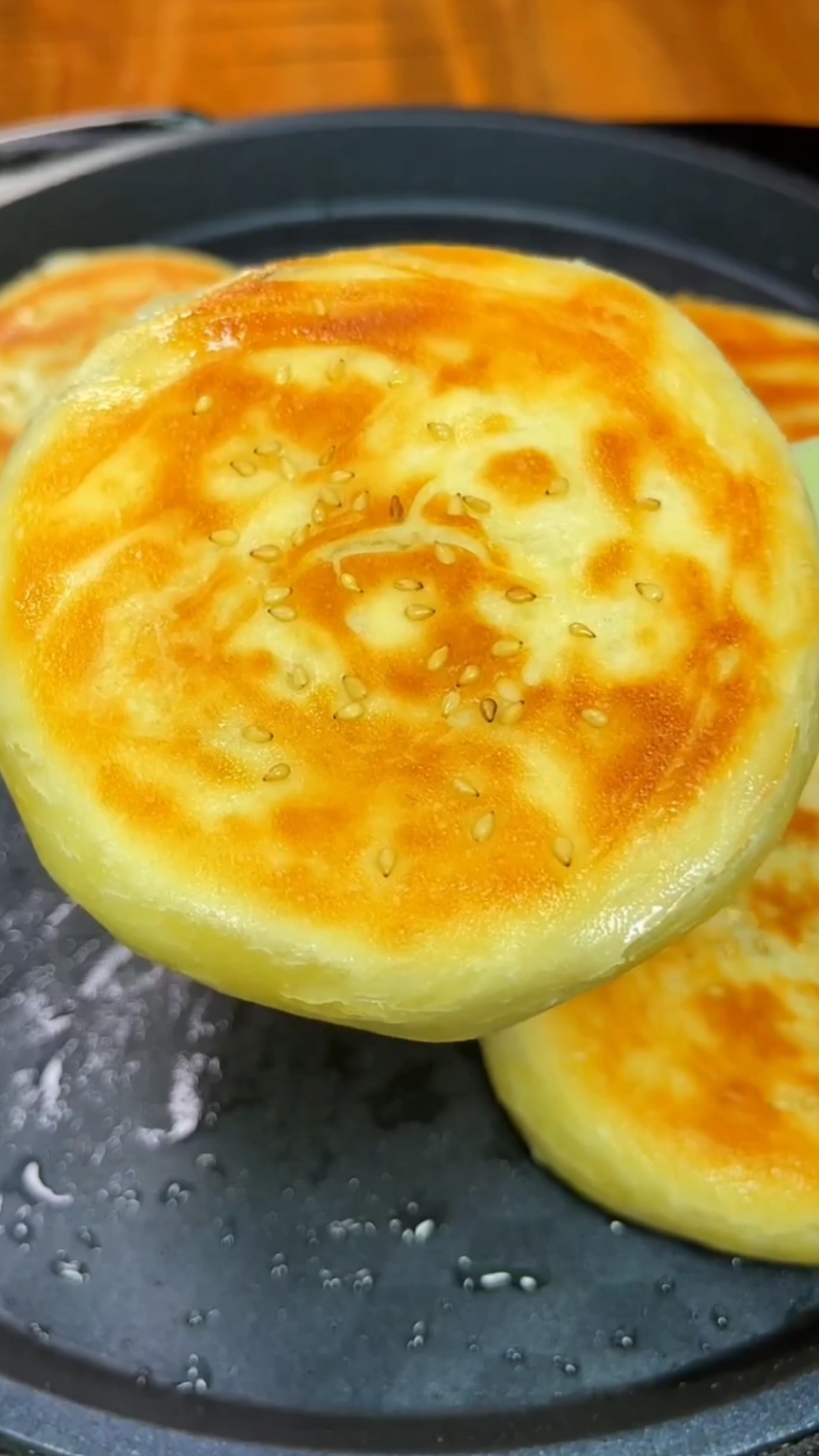 #在家做个拿手菜#今天我做了外皮焦香酥脆鹅豆沙饼,特别的好吃,做法还特别的简单,看完视频,