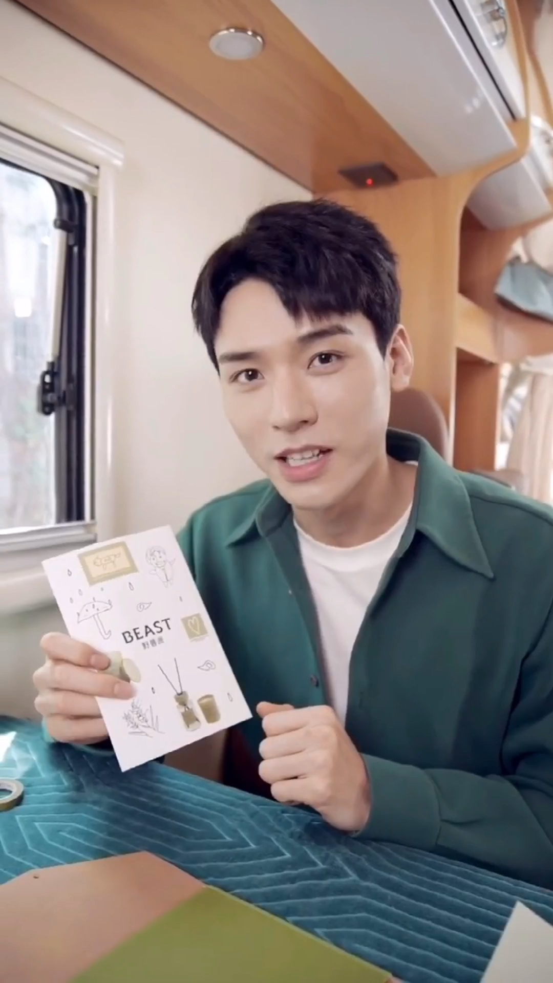 #龚俊#俊俊子太可爱了,怕大家看不懂他画的画,特意用英文标注了一下