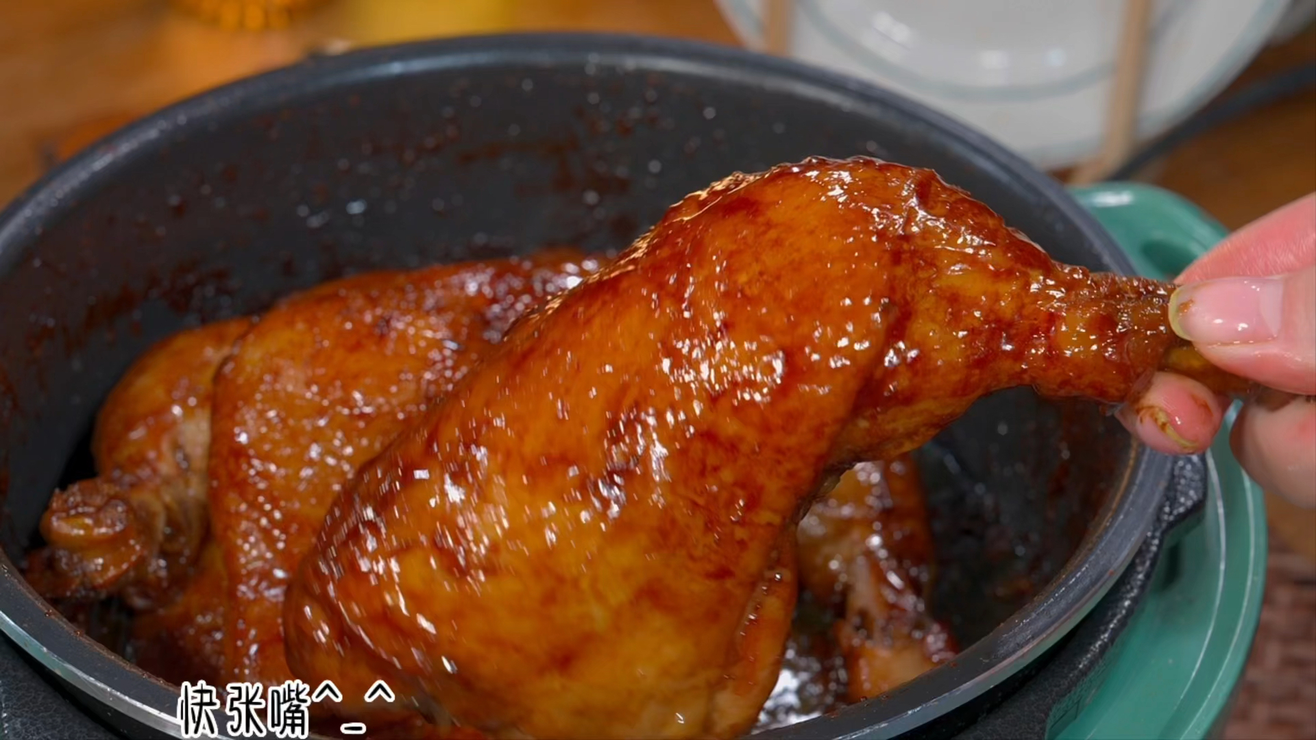 #美食#不加一滴水，家里有电饭煲就能做出鲜嫩多汁外脆里嫩的窑鸡腿