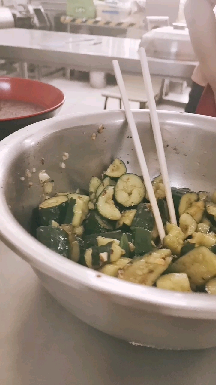 #宅在家里拍照片#又晒早餐了,红豆粥,拌菜和肉包子,怎么样?不错的工作餐吧
