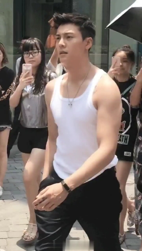 #陈伟霆陈伟霆穿衣显瘦,肌肉线条也超好看#明星#时尚#穿搭